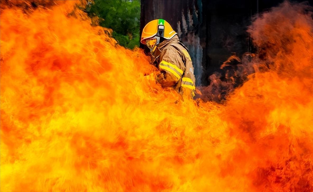央视大楼烟花火灾,央视大楼特大火灾原视频