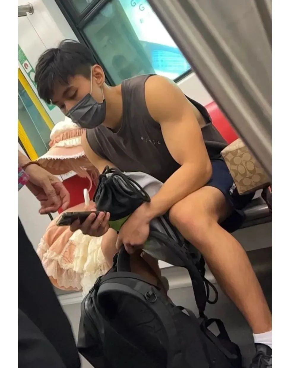 网友拍到穿校服高中生和青春擦肩,网友地铁上拍下的一幕