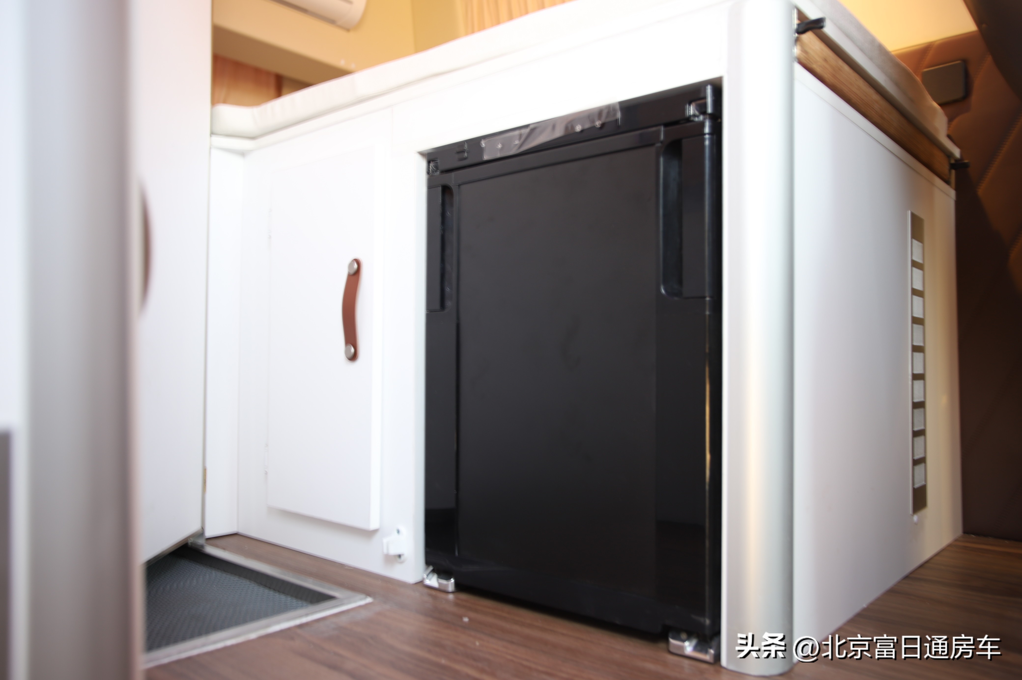 自带全封闭帐篷越野房车,模块化露营房车车长4米重500