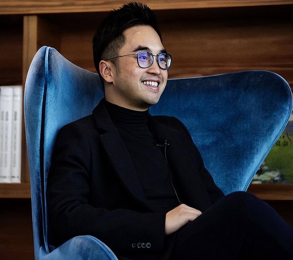 香港第三大富豪，靠继承岳父产业发家，家族坐拥264亿美元资产