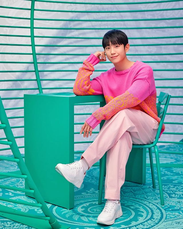 丁海寅半之半穿搭,丁海寅西装搭毛衣