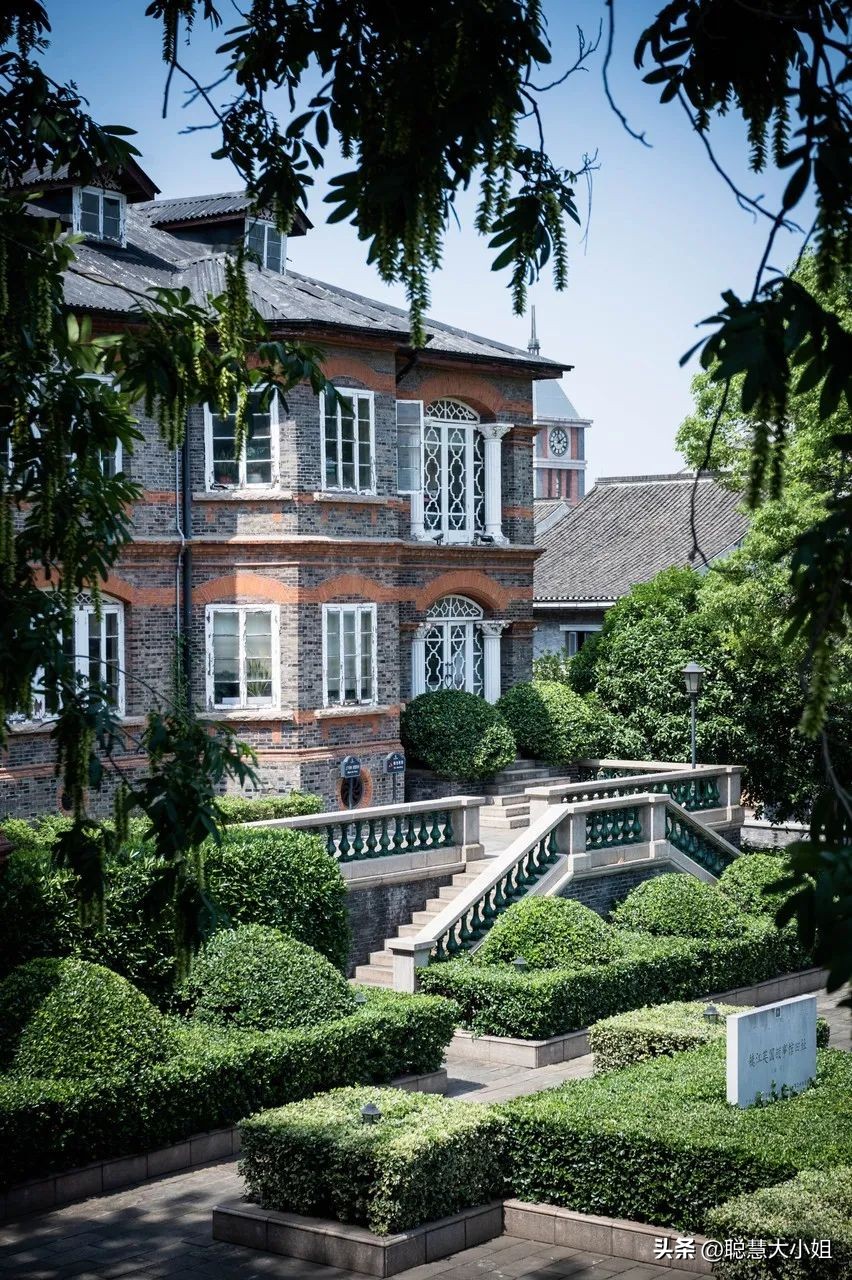 江苏镇江，比扬州安逸。这座有钱低调的小城，倦了就去小住几日