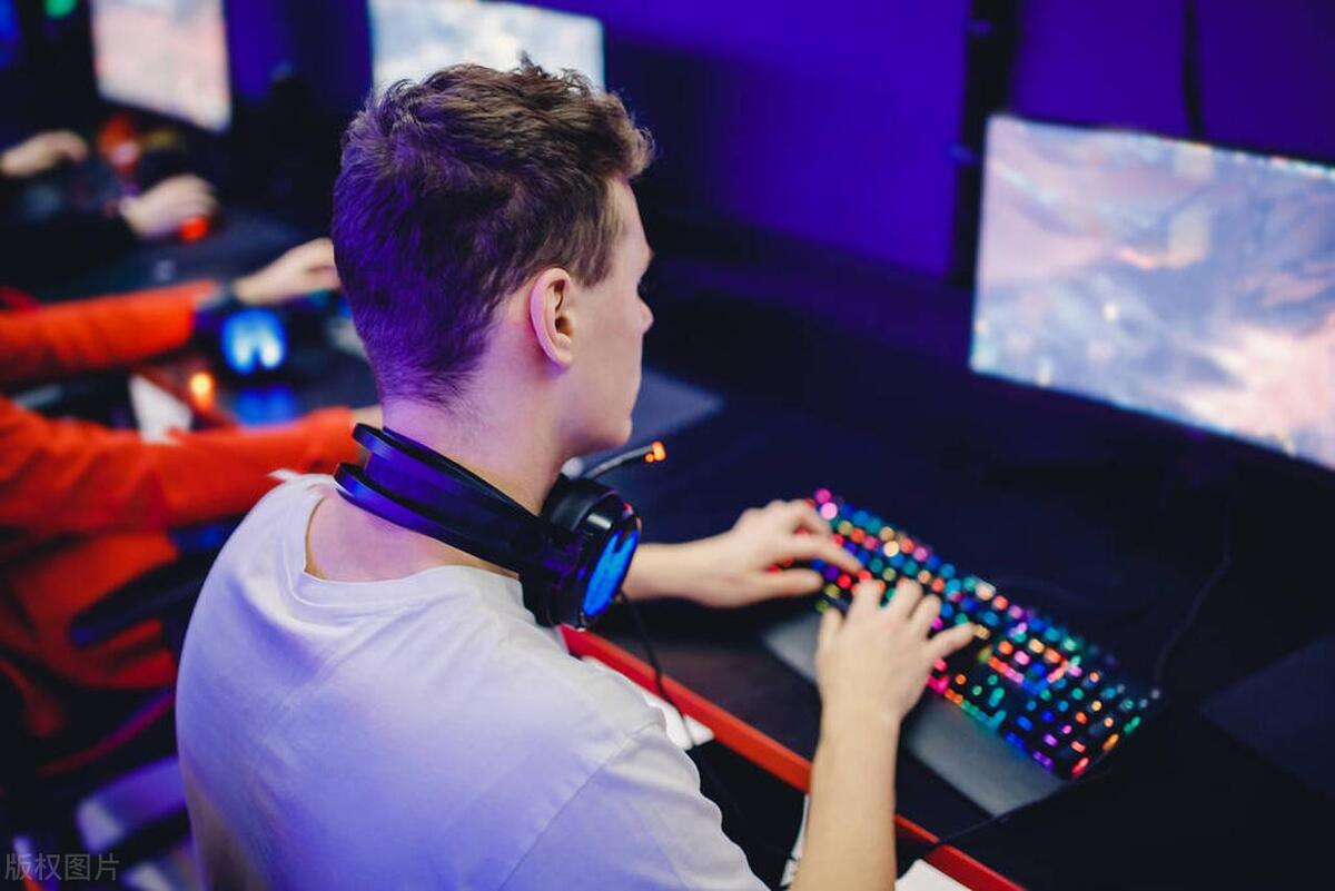 离婚女人摆摊创业成功挣100万,女人开网吧亏50万