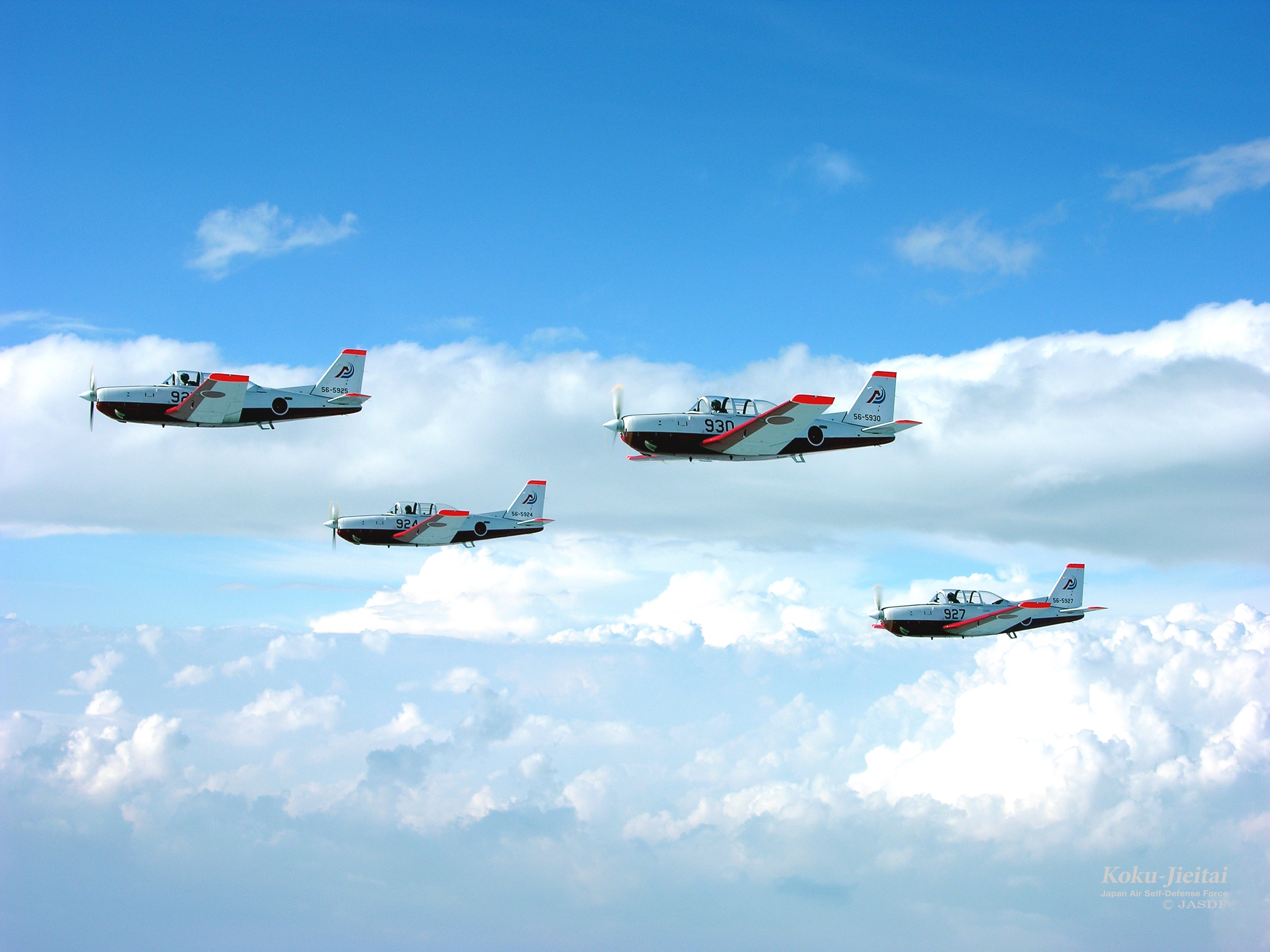 日本列岛的初级和中级训练机“富士T-7”