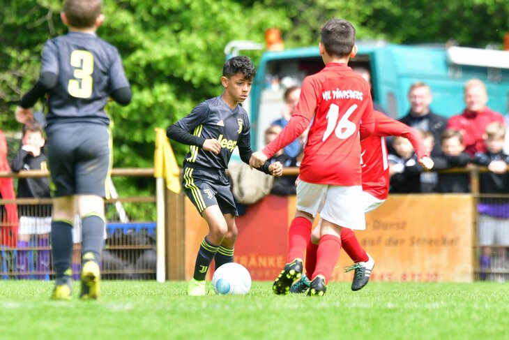 十二岁的c罗和迷你罗踢球,迷你罗对c罗的重要性