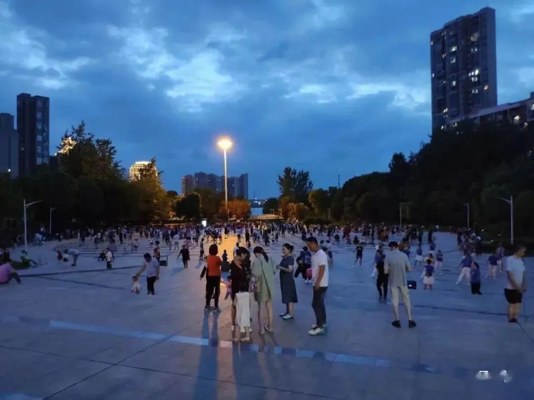 趁着天气晴朗一起去公园走走,春光明媚一起去公园