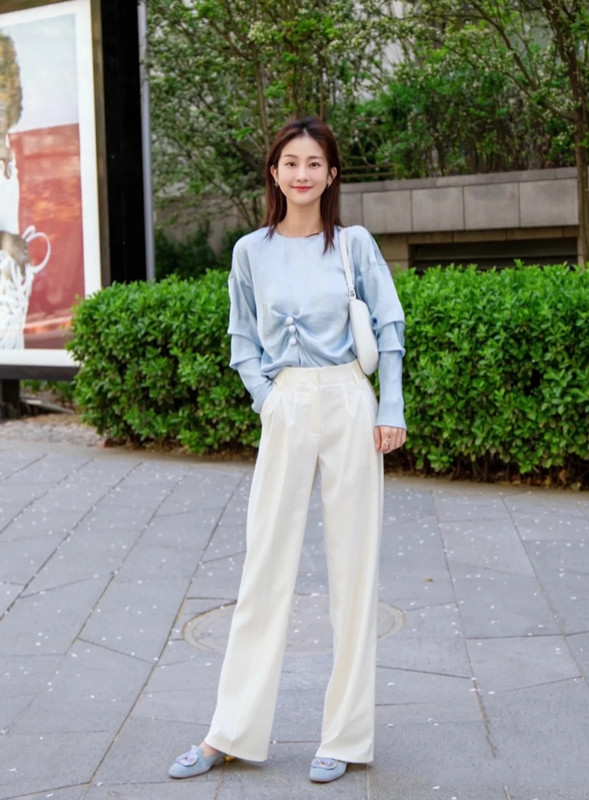 黄皮肤女孩该怎么穿搭显白,被一个女孩的颜值惊艳到了