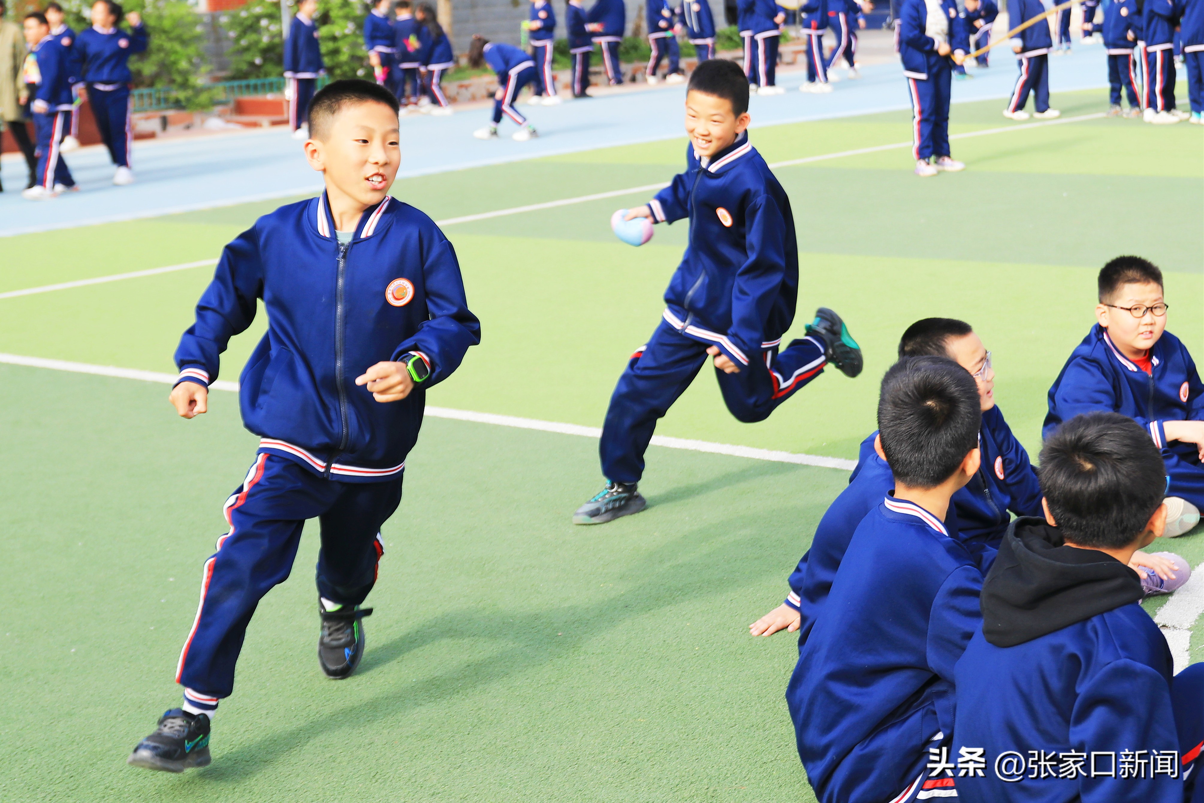 多彩大课间视频跳绳,多彩课间操场活动视频