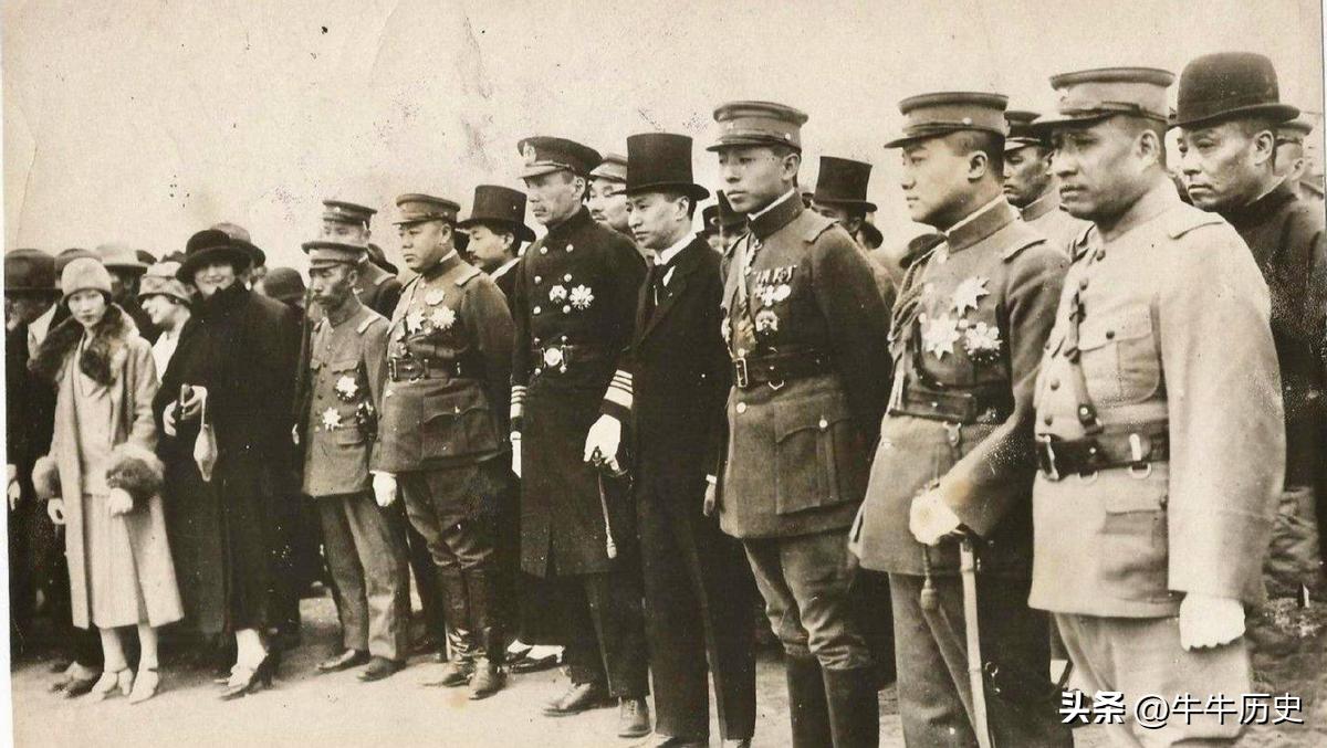 男人藏品,男子收藏罕见100元纸币