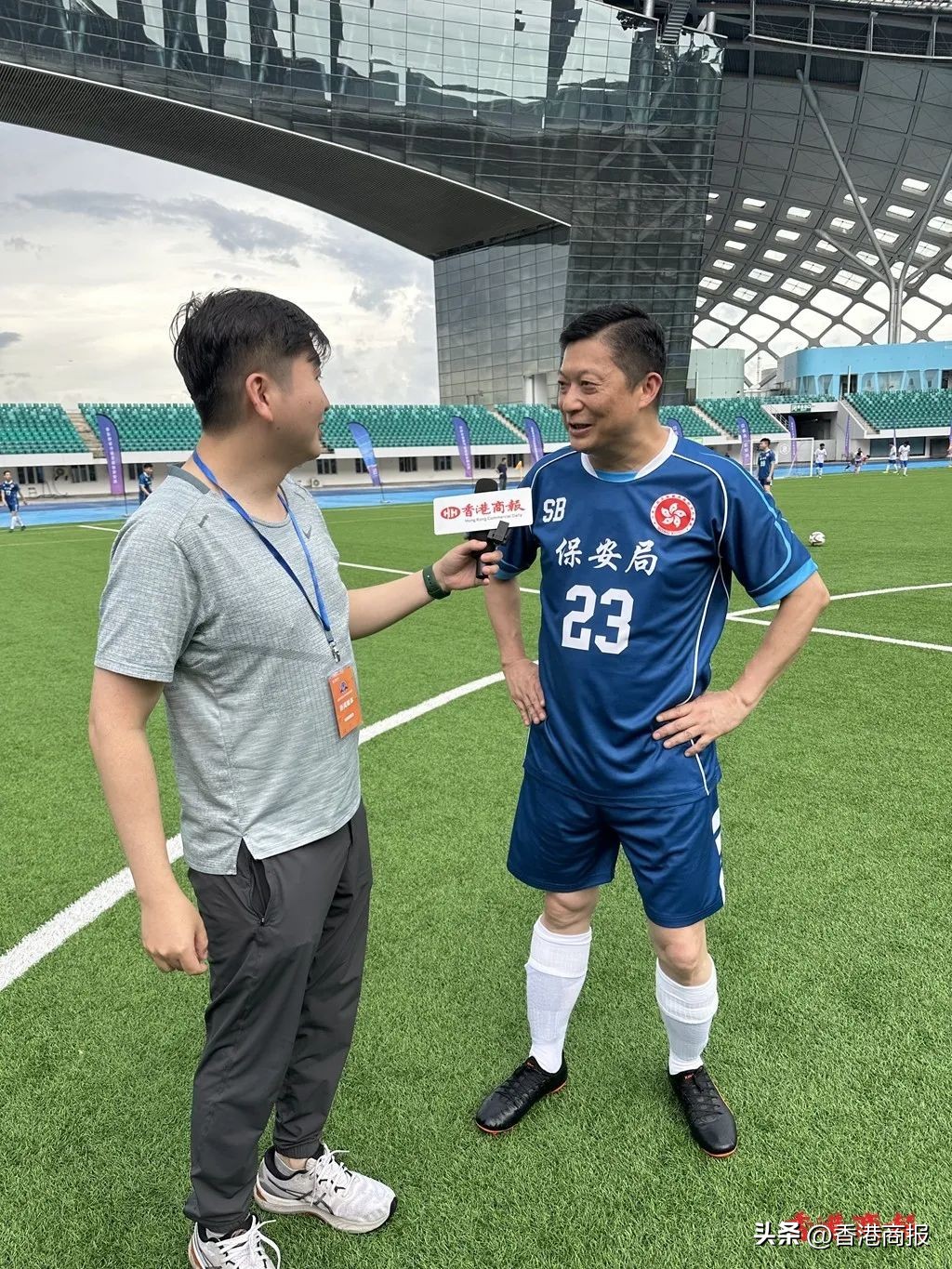 首屆深港口岸足球賽開波！香港保安局局長鄧炳強披掛上陣