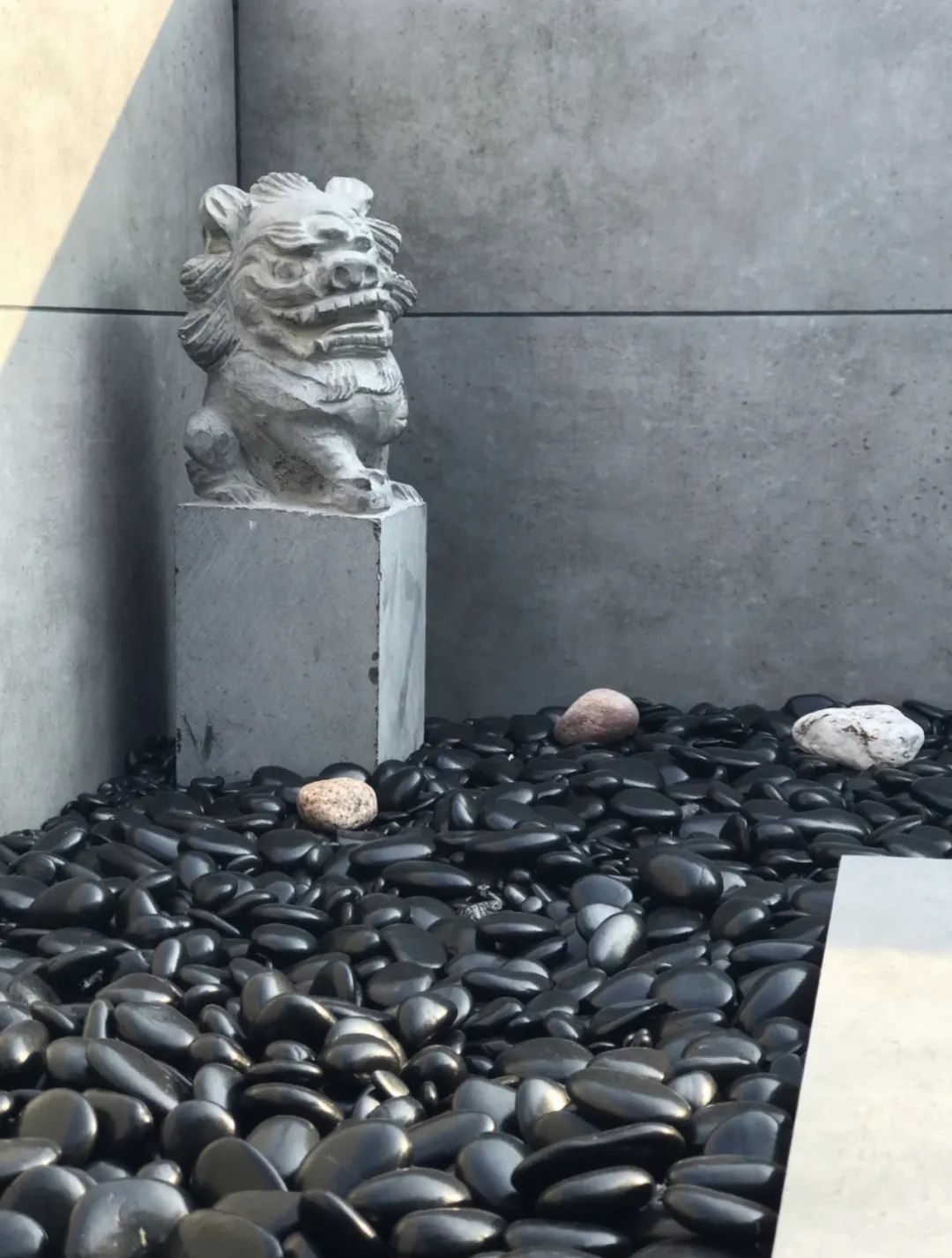 阳台用瓷砖好还是防腐木好,阳台地面铺防腐木好还是地砖好