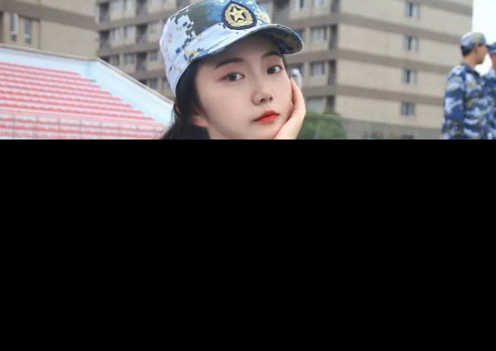 79元“纸糊军训裤”引热议，薄如蝉翼堪比透视装，女生当场羞红脸