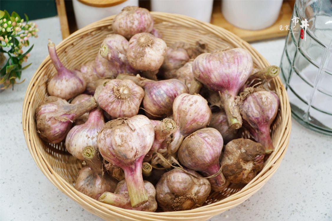 酸甜爽脆一口下去嘎嘣脆的腌糖蒜,新蒜腌制糖蒜简单做法