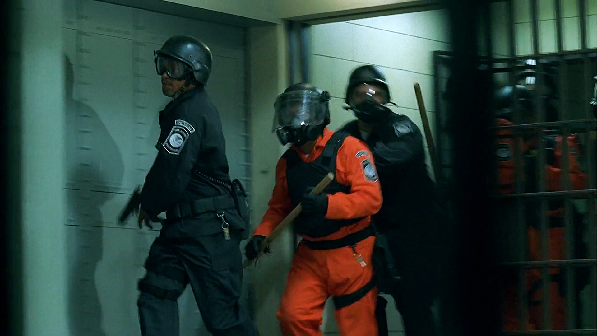 越狱7：监狱*乱暴**囚犯失控，迈克不惜暴露计划，从逃生通道救萨拉