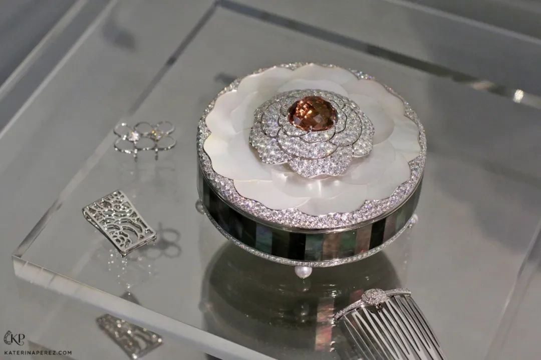 王冠要怎么戴才不会压塌头发,戴皇冠怎么能不掉