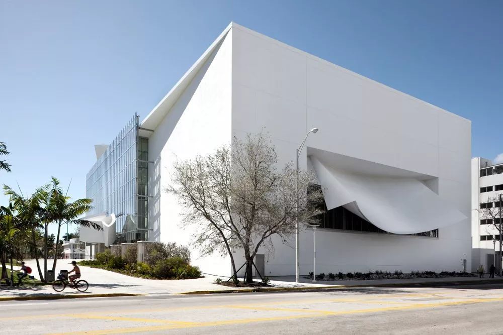 解构主义弗兰克盖里,美国建筑师弗兰克盖里的建筑风格