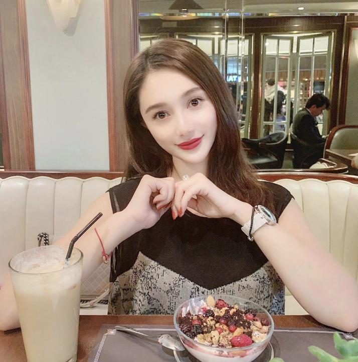 新恋情！黄晓明摸女友屁股带她回家，女方身份疑曝光曾与baby合影