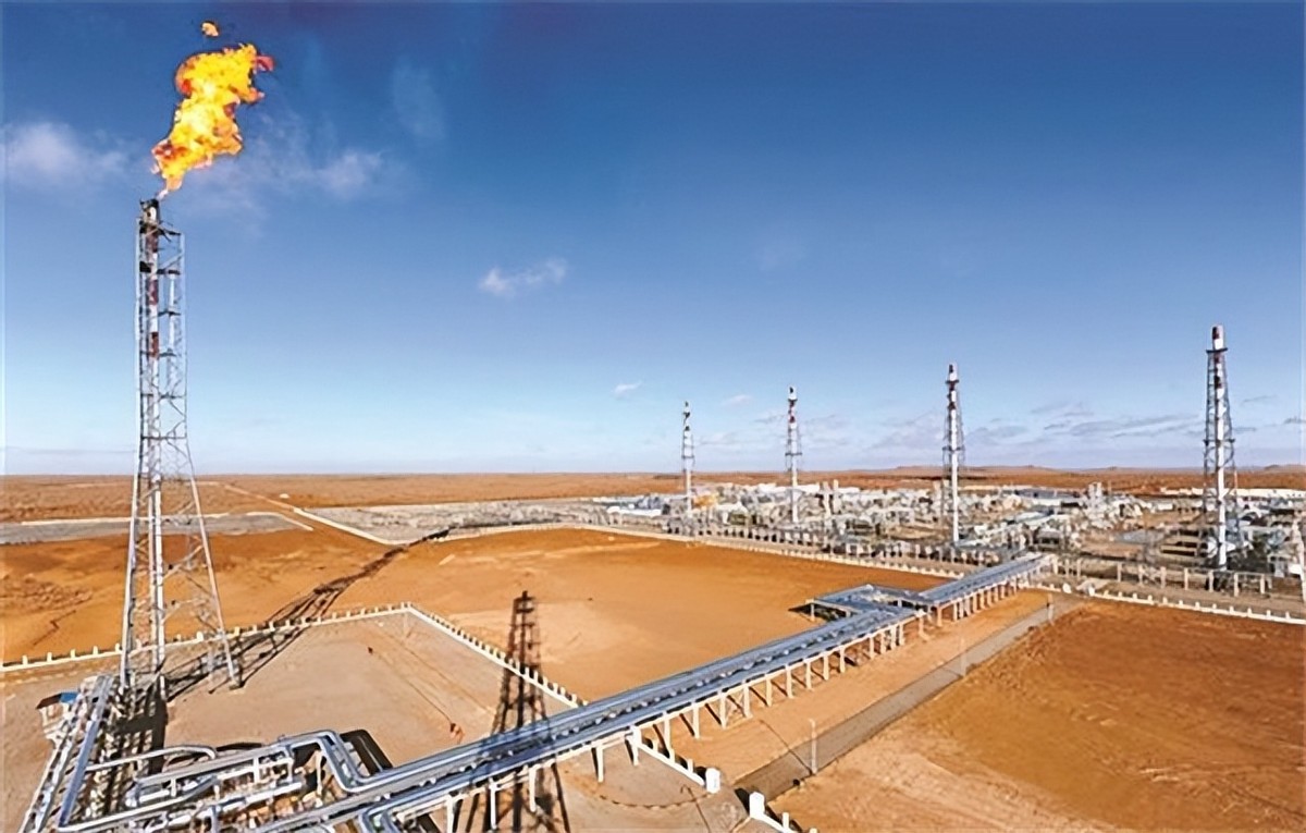 亚洲唯一的一个永久中立国，不用交水电费，汽油每升一毛钱左右