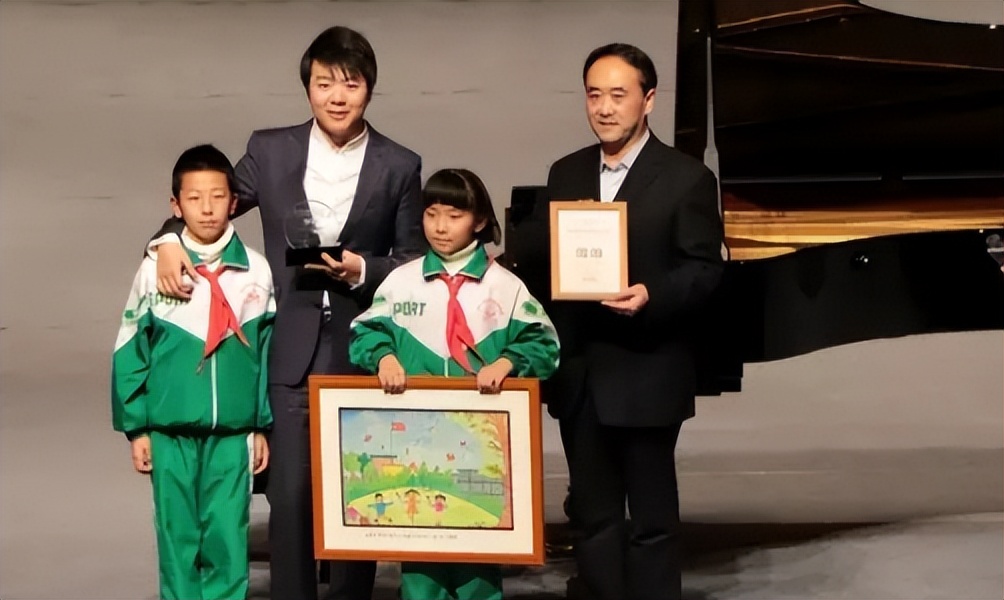 郎朗：钢琴为他带来了名与利，但同时也险些“毁”了他