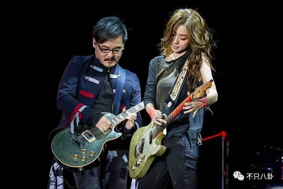 以前因为爱情现在因为钱,当初因为钱在一起后来变成了爱