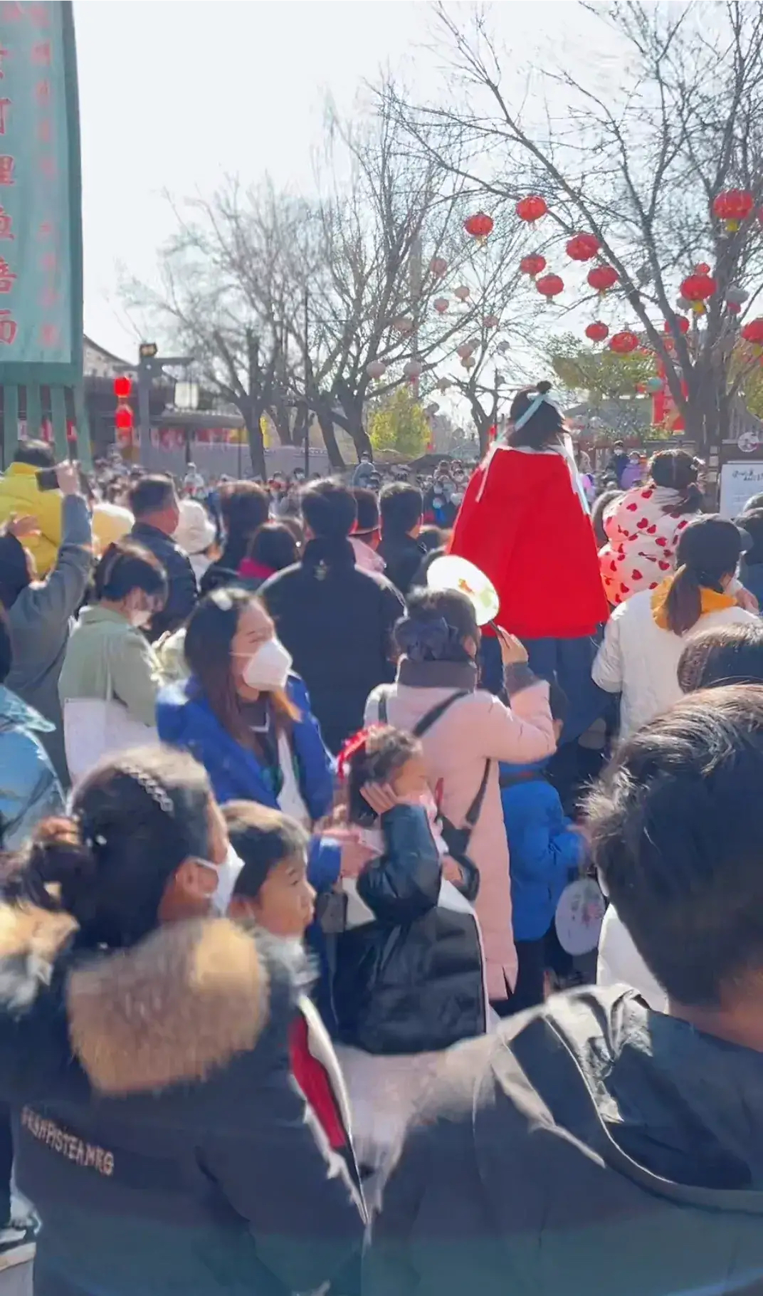 大年初一开封清明上河园人山人海,河南开封清明上河园人山人海航拍