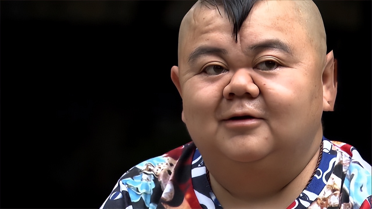 重庆1米2小男人娶1米65女演员，买7套房开豪车，却担心孩子长不高