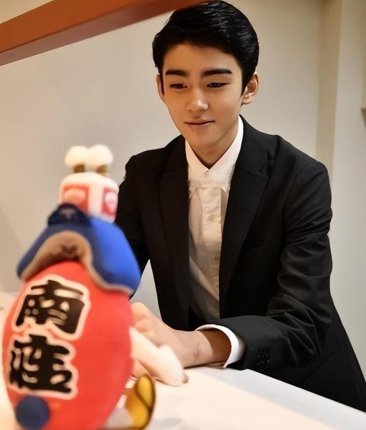 日本从小帅到大的男生藤间斋,藤间斋到底有多可爱