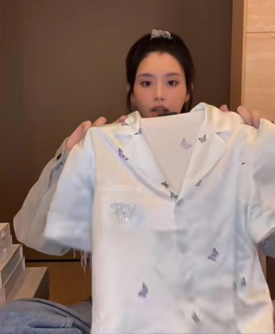 奚梦瑶晒高档丝绸睡衣,奚梦瑶晒买的4件睡衣