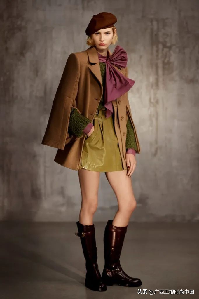 超大纱蝴蝶结怎么搭配,两个小蝴蝶结怎么搭配甜美