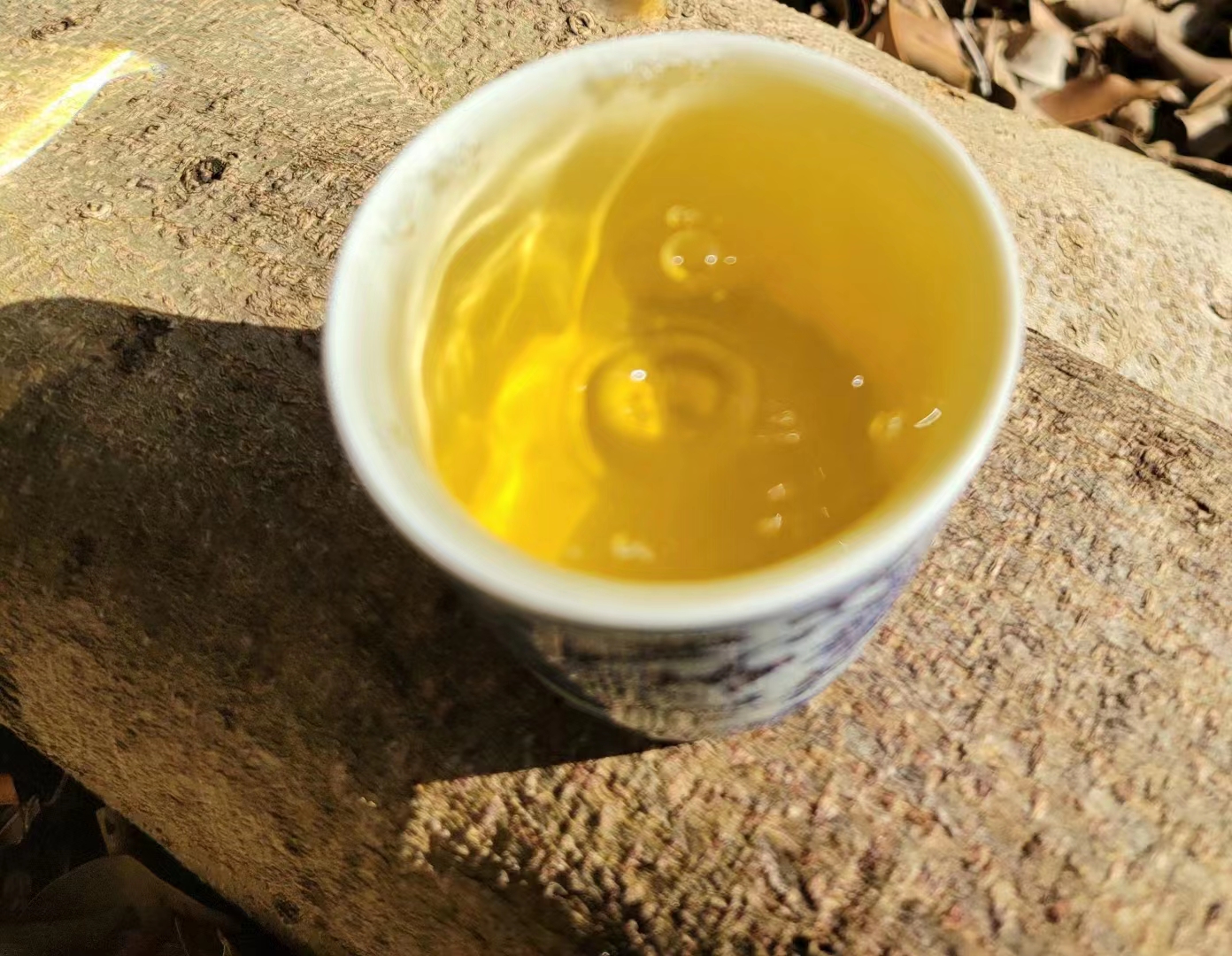 一盏茶里品百味人生,细细感受每一口茶汤的滋味