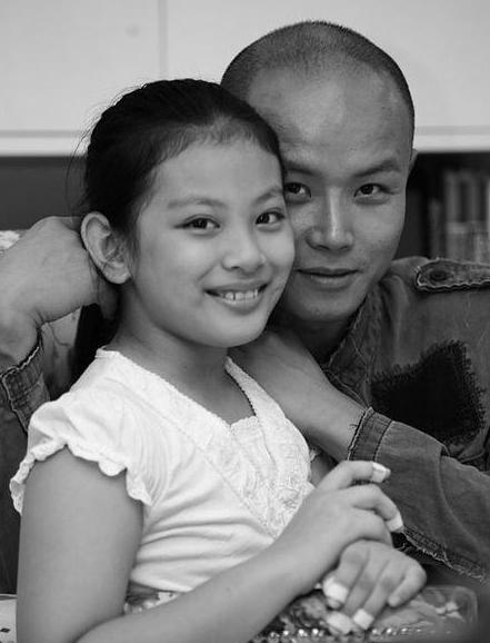 父女之间亲嘴的危害,父女亲脸拥抱违法吗