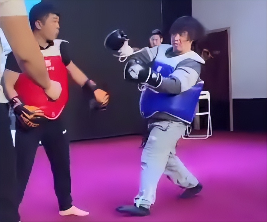 山东小伙靠“三脚猫功夫”走红，获赞乡村洪金宝，网友为啥半服？