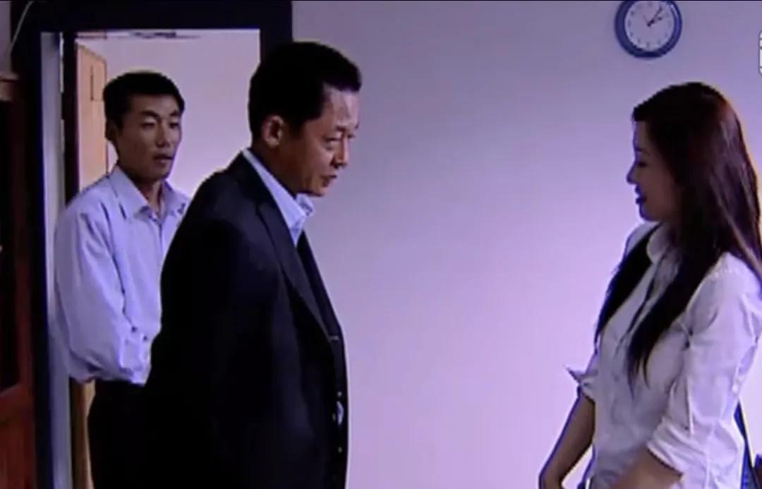 她坑老板，拉闺蜜下水，却成为最大的人生赢家