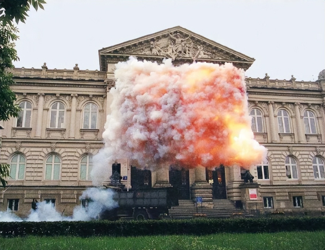 给奶奶“造”了一架天梯,靠*药火**爆炸作画,全球最会“玩火”的人