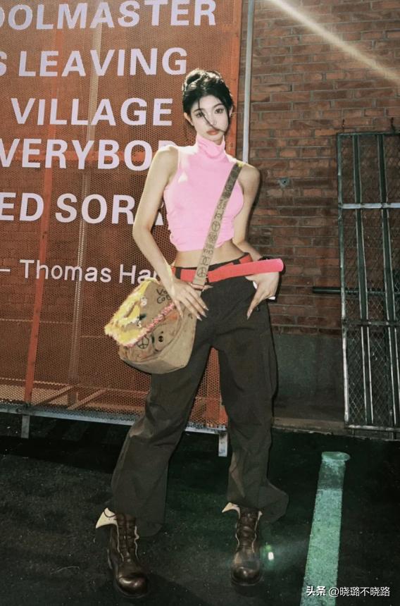 今年特流行工装裤时尚百搭又有型,工装裤女卡其色搭配红色平底鞋