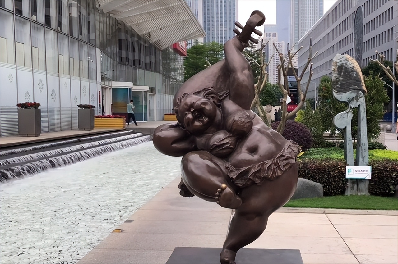 广州闹市这组丰乳肥臀的雕塑多次被投诉，艺术还是糟粕，争议不断