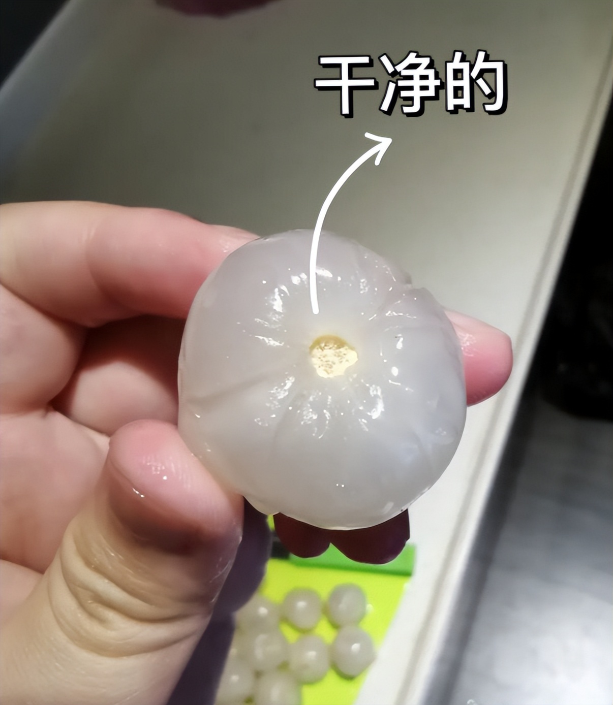 吃了很多个荔枝才发现里面有虫,吃了荔枝里面有白色的虫