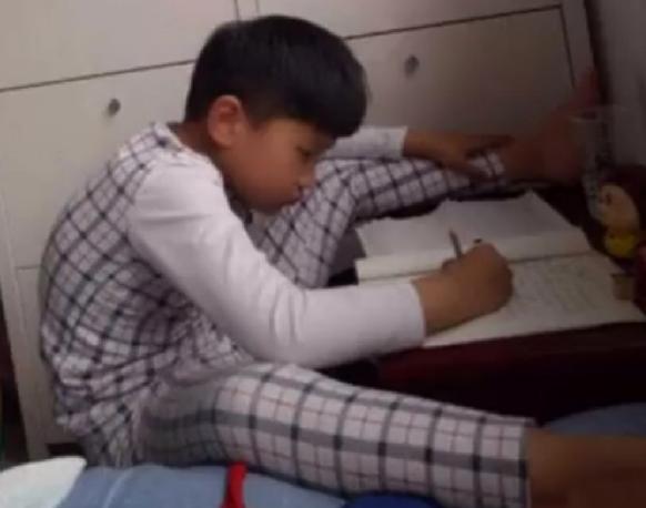郑州一小学生在马桶上写作业，大腿上写满算式，网友：省事又省纸