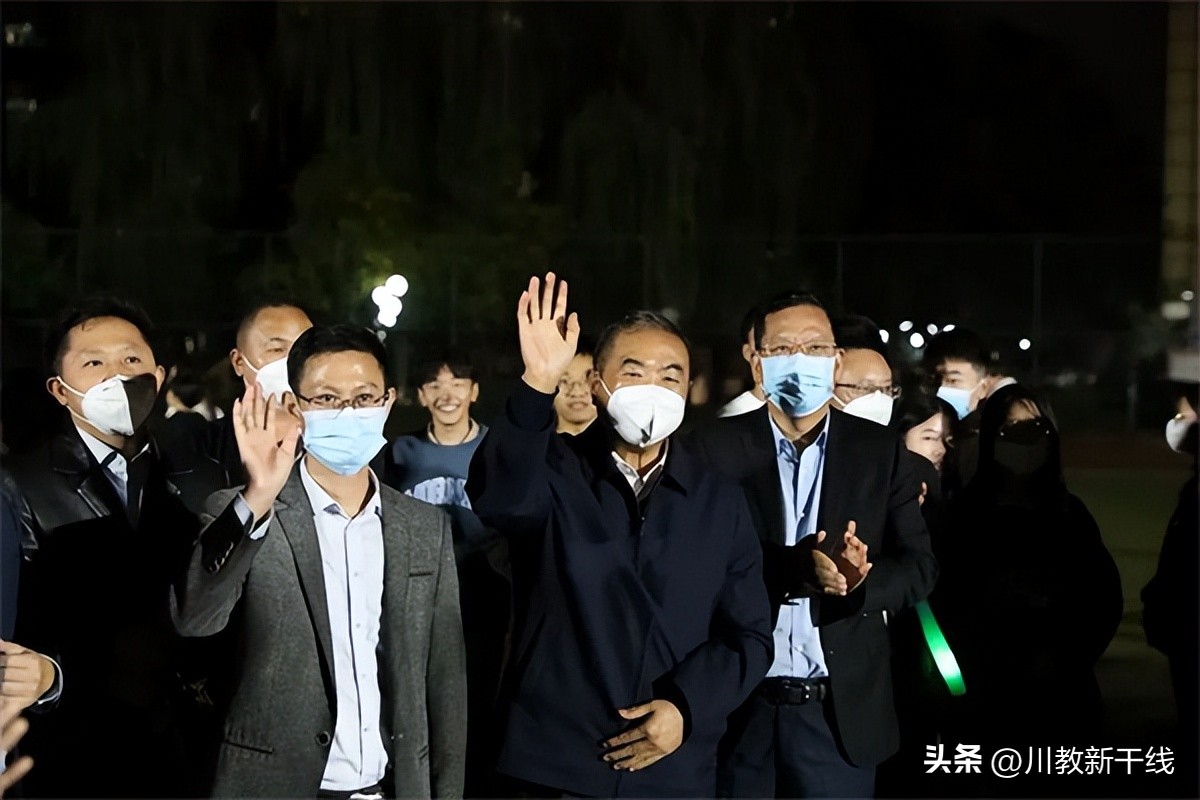 四川工商学院举行“祝福祖国”草坪歌舞秀