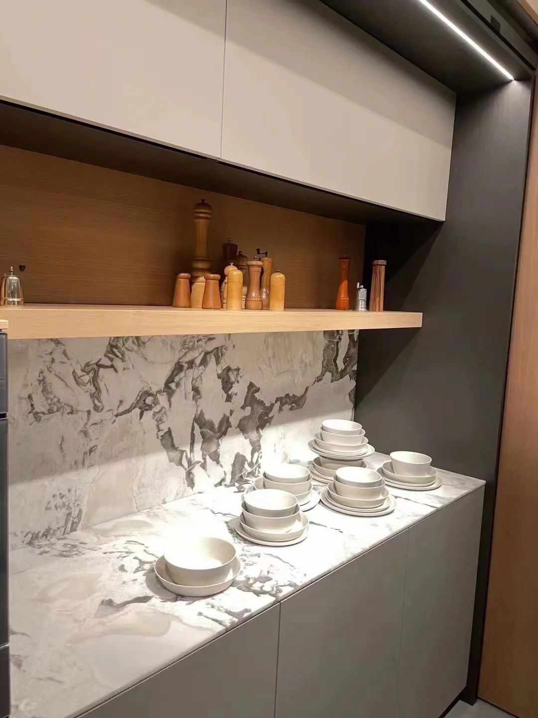 梅西同款芬迪白,梅西同款孔雀绿