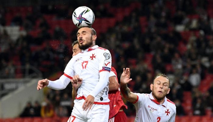 他其貌不扬，是“豆包姐”同胞，本赛季28岁的他要带队拿比甲冠军