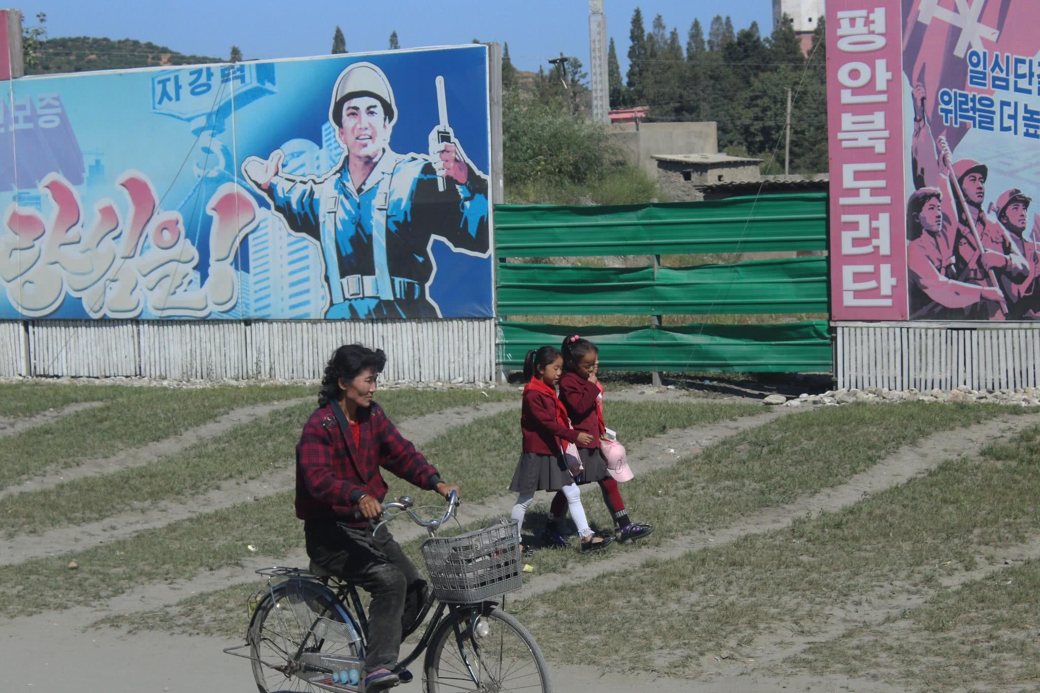 朝鲜穿裙子女孩子,朝鲜女的穿裙子