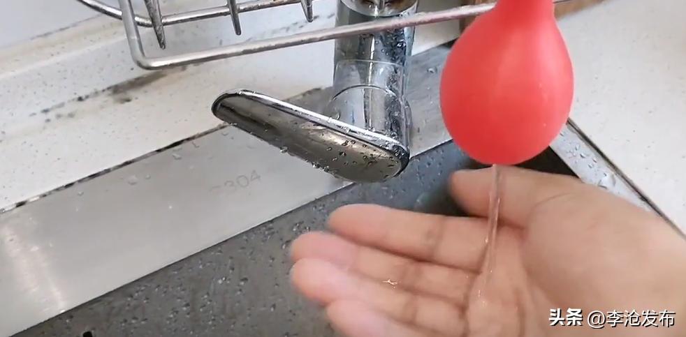 水龙头气球套效果,怎么把气球套在水龙头上