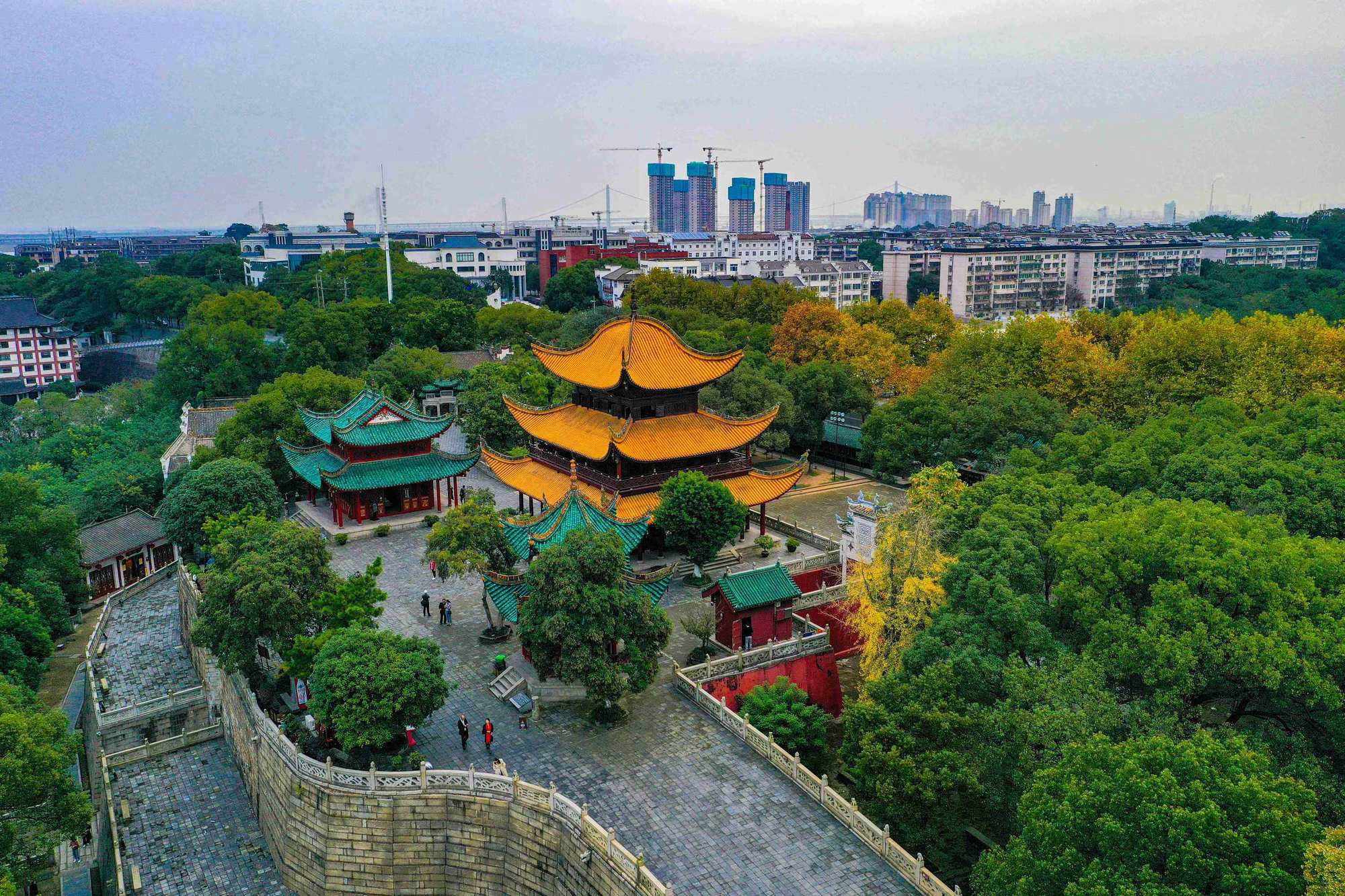 岳阳楼是江南三大名楼之一在哪里,中国四大古楼岳阳楼航拍