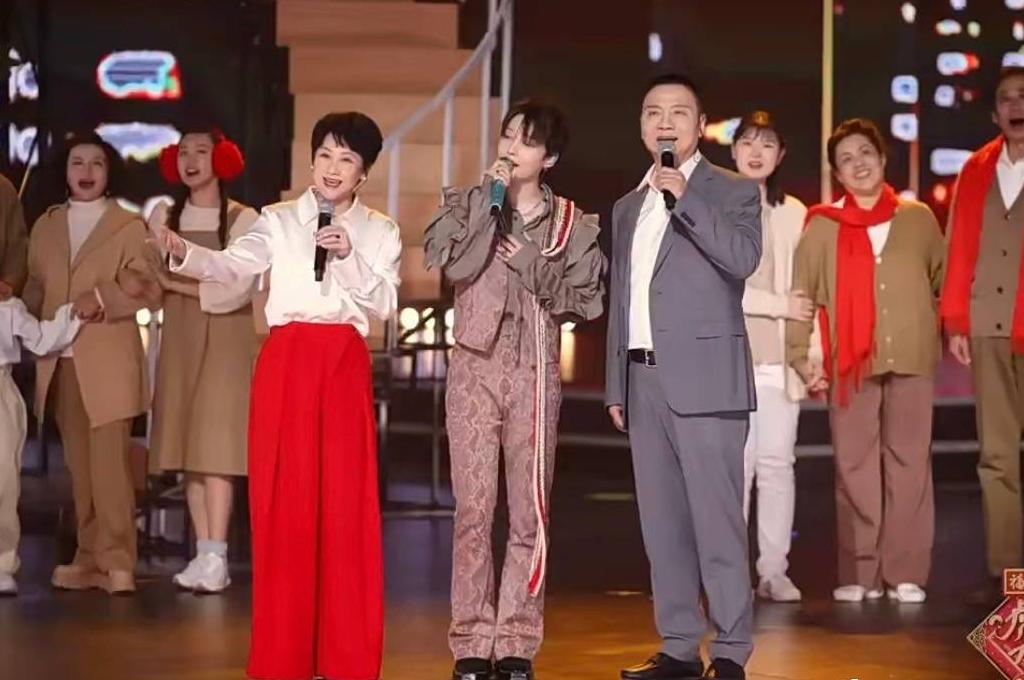 山东春晚路透！53岁周涛气质佳，郭德纲冯巩现身，刘雨昕全家登台