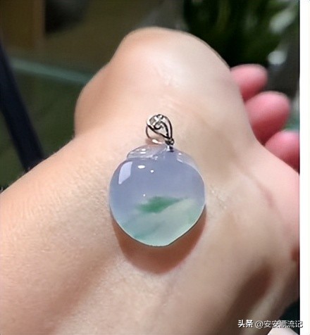 翡翠桃适合什么样的人戴,佩戴桃子有什么寓意