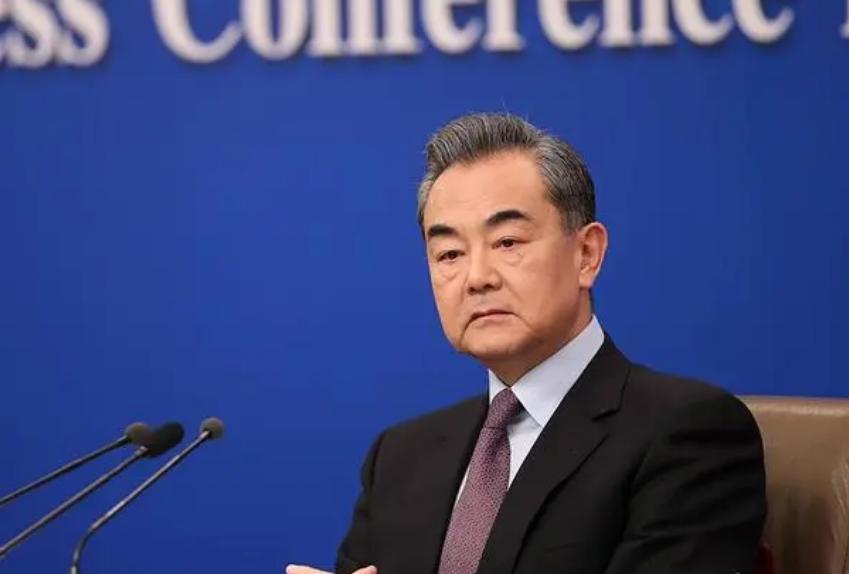 王毅与英*官高**听完电话后，不到24小时，英国前首相宣布窜台