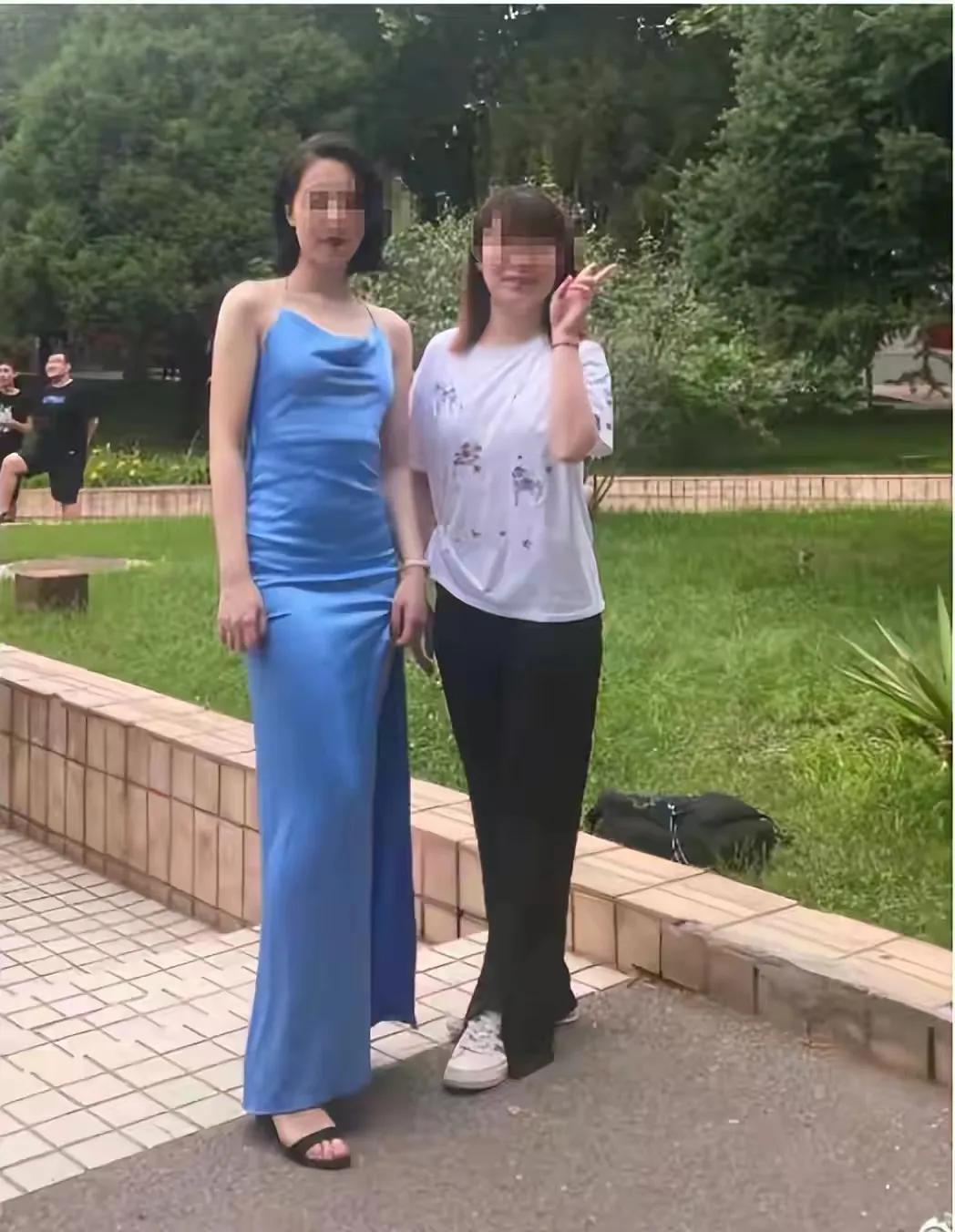 直播国企领导与小三出轨逛街被拍，天价*养包**的小三身材果然火辣！