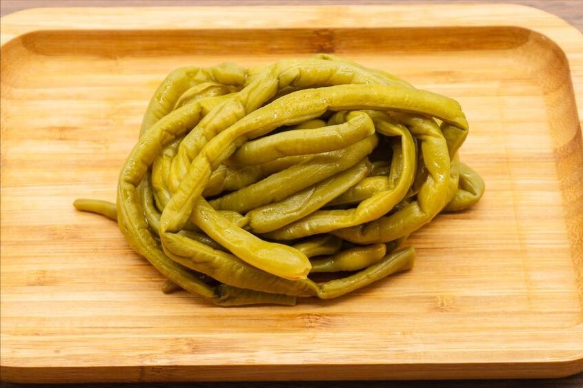 腌酸豆角，只放盐容易坏，餐厅大厨教你2招，酸脆入味放不坏