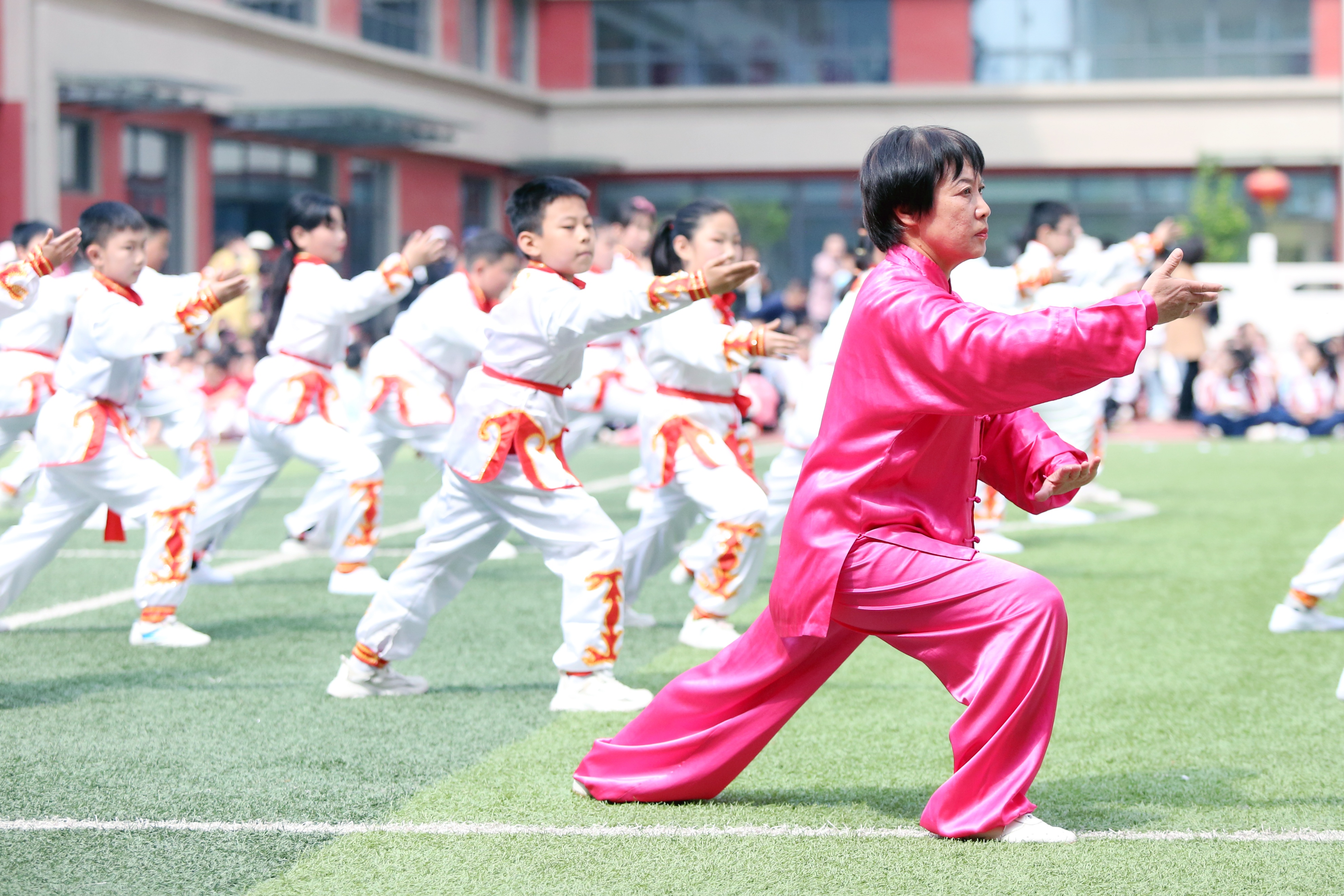 斗争精神迎挑战奋进拼搏创未来——迎泽区双东小学举行春季运动会